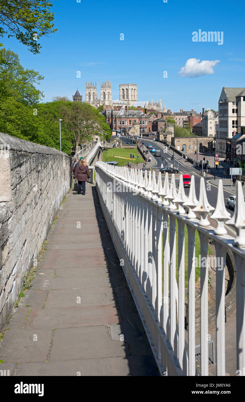 Vue sur le Minster depuis les remparts de la ville et le centre-ville de York au printemps Yorkshire du Nord Angleterre Royaume-Uni GB Grande-Bretagne Banque D'Images