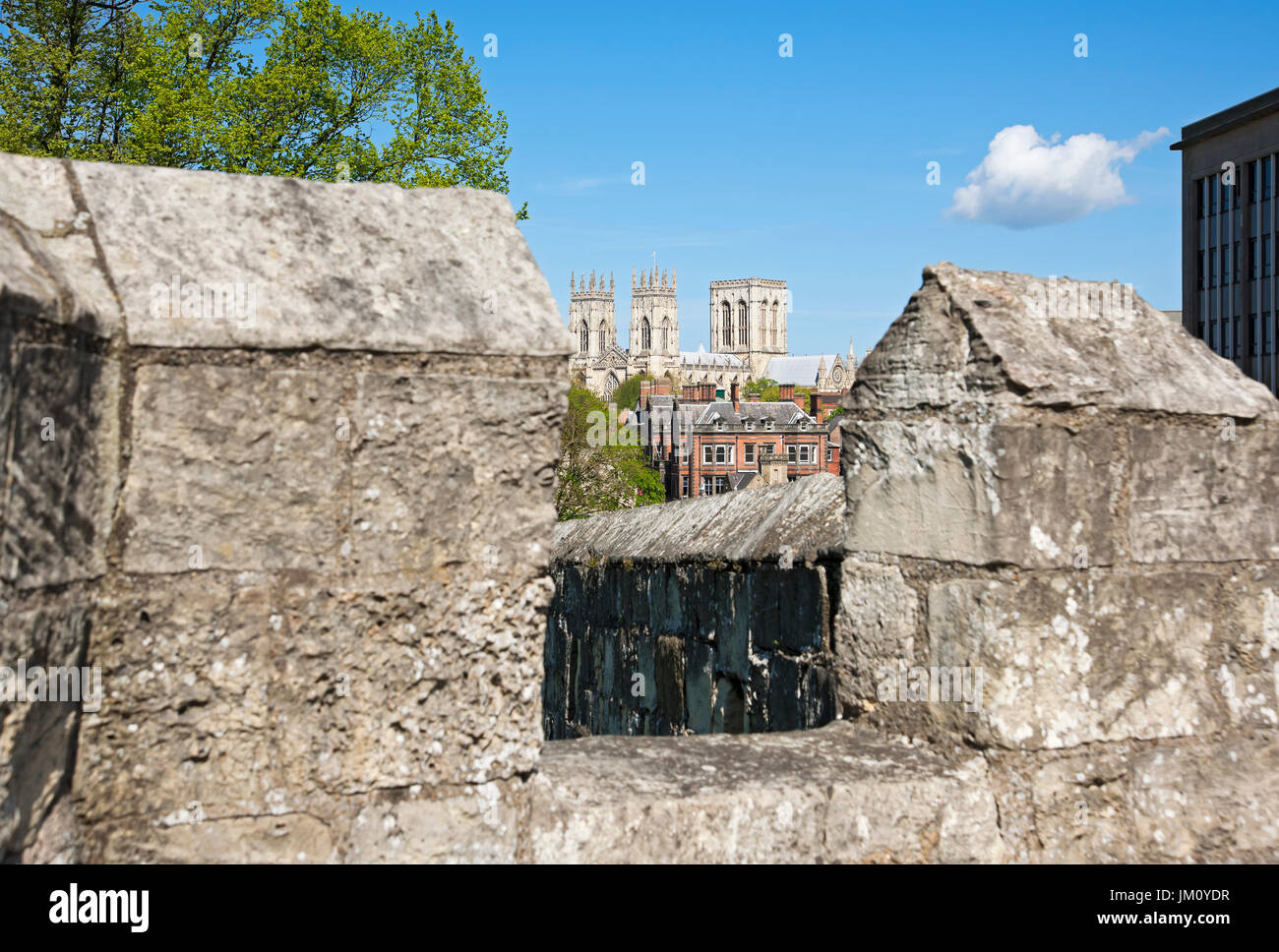 En regardant vers la cathédrale des murs de la ville au printemps York North Yorkshire England UK Royaume-Uni GB Grande Bretagne Banque D'Images
