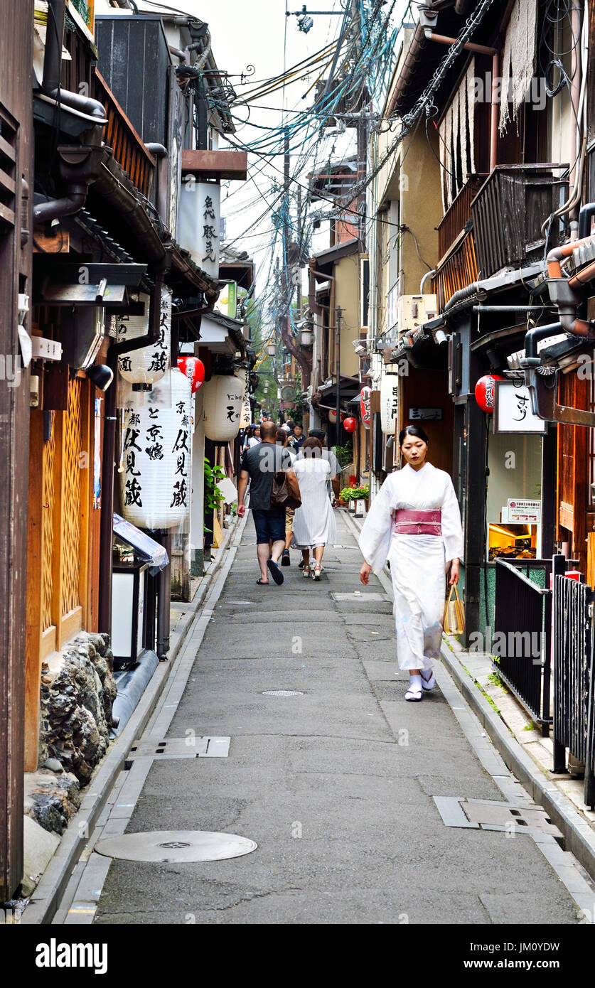 KYOTO, JAPON - 24 juillet 2017 : les touristes et d'une femme portant un kimono fine brave la chaleur de l'été dans une ruelle dans le quartier de Gion de Kyoto, Japon Banque D'Images