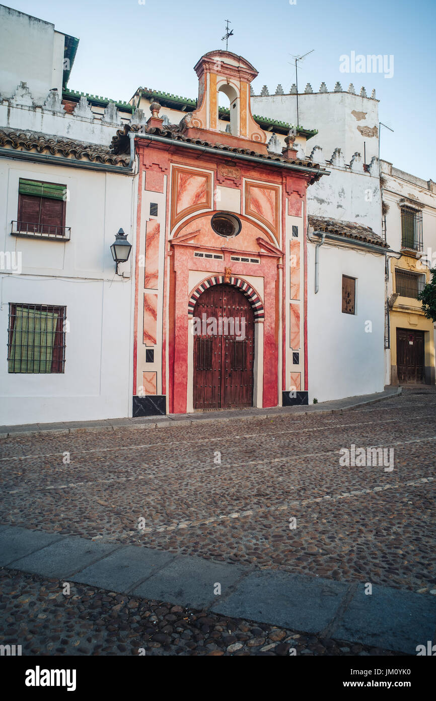 Belle petite église dans les rues de Cordoue, Andalousie Banque D'Images