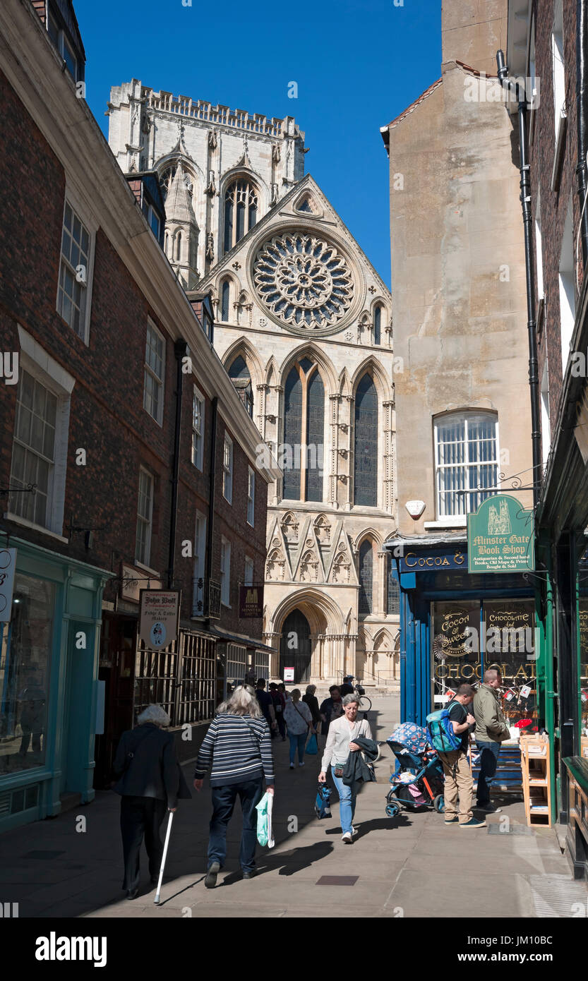 Les touristes les visiteurs marchant le long de Minster Gates vers le Minster en été York North Yorkshire Angleterre Royaume-Uni GB Grande-Bretagne Banque D'Images