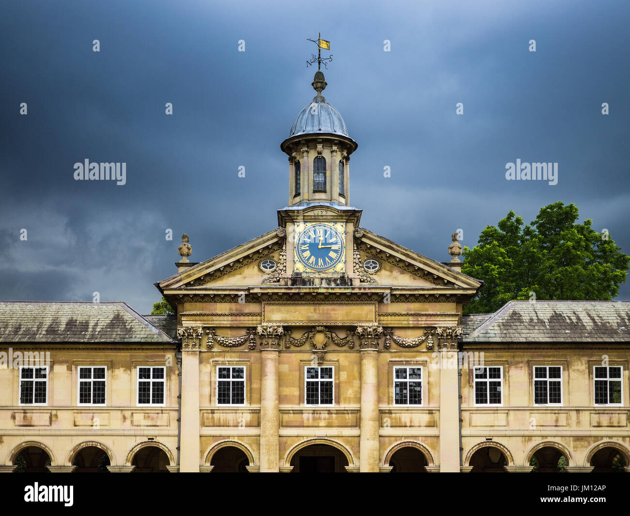 Cambridge - l'horloge et la Cour avant d'Emmanuel College, qui fait partie de l'Université de Cambridge, Royaume-Uni. Le collège a été fondé en 1584. Arch : Wren. Banque D'Images