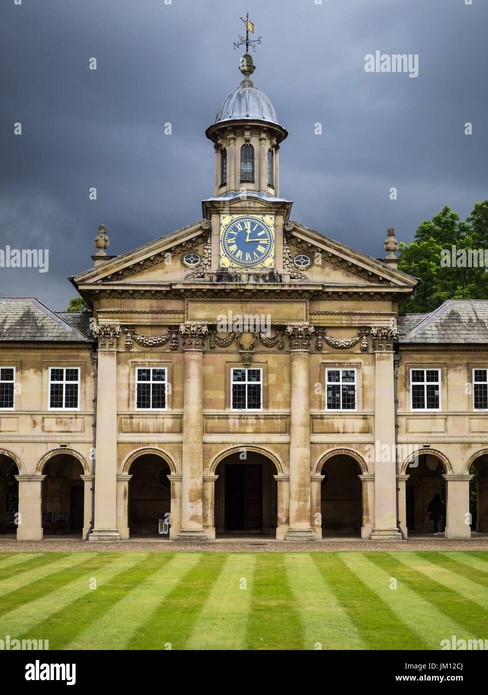 Cambridge - l'horloge et la Cour avant d'Emmanuel College, qui fait partie de l'Université de Cambridge, Royaume-Uni. Le collège a été fondé en 1584. Arch : Wren Banque D'Images