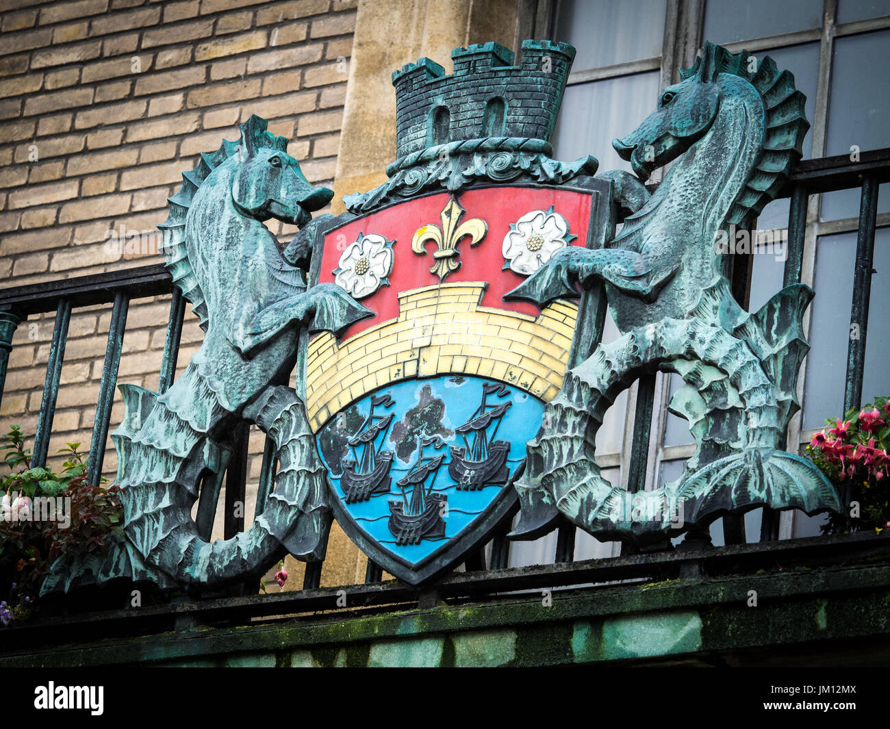 Armoiries de la ville de Cambridge / Crest sur la Guildhall au Market Square, le centre de Cambridge UK Banque D'Images