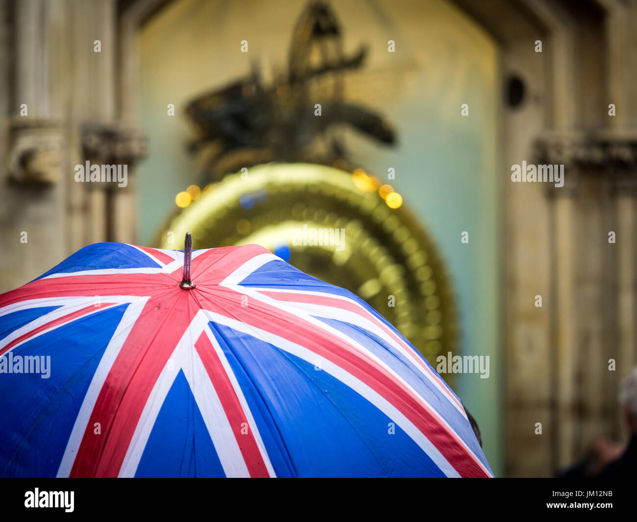 Tourisme - Union Jack britannique détenu par un parapluie en face de l'horloge à Corpus Corpus Christi College de Cambridge. Il a été unveilled en 2008 Banque D'Images