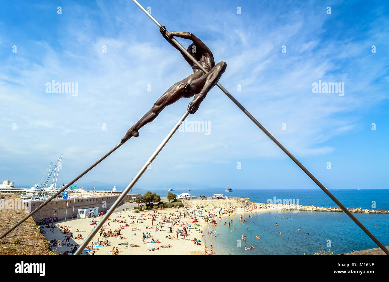 Antibes, France - 01 juillet 2016 : la vue quotidienne de sculptures modernes et Plage de la Gravette beach à Antibes. C'est une plage locale, une longue étendue Banque D'Images