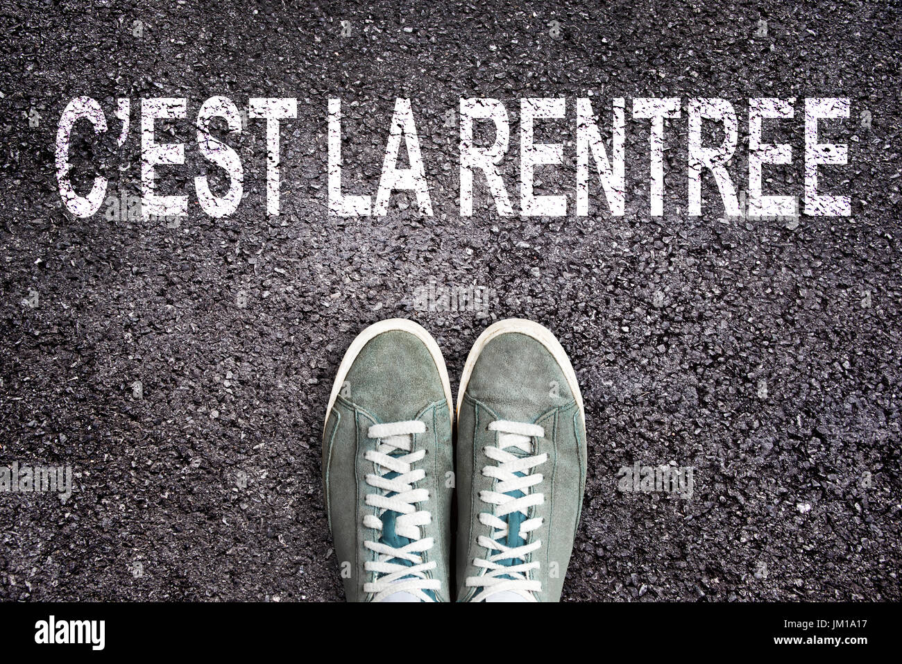 Mots C'est la rentrée (sens retour à l'école en français) écrit sur la route d'asphalte avec des baskets chaussures, lycée et collège concept Banque D'Images