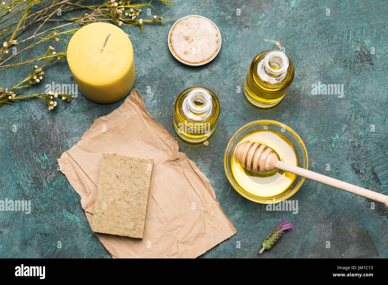 Vue de dessus du savon fait maison, bougie, huile essentielle et de miel pour les soins de beauté Banque D'Images