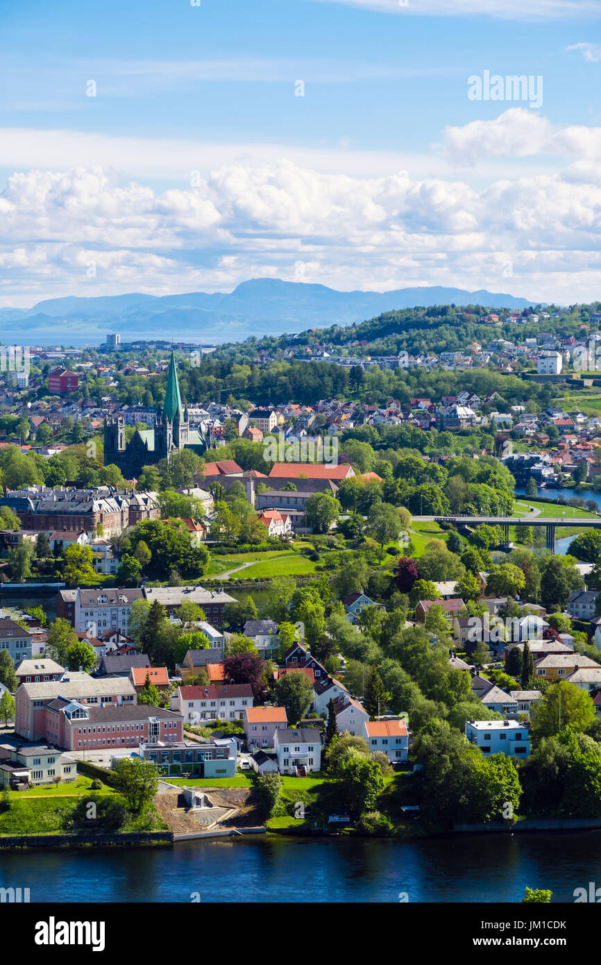 Vue sur la rivière Nidelva et vieille ville de Trondheim, Sør-Trøndelag, Norvège, Scandinavie, Europe Banque D'Images