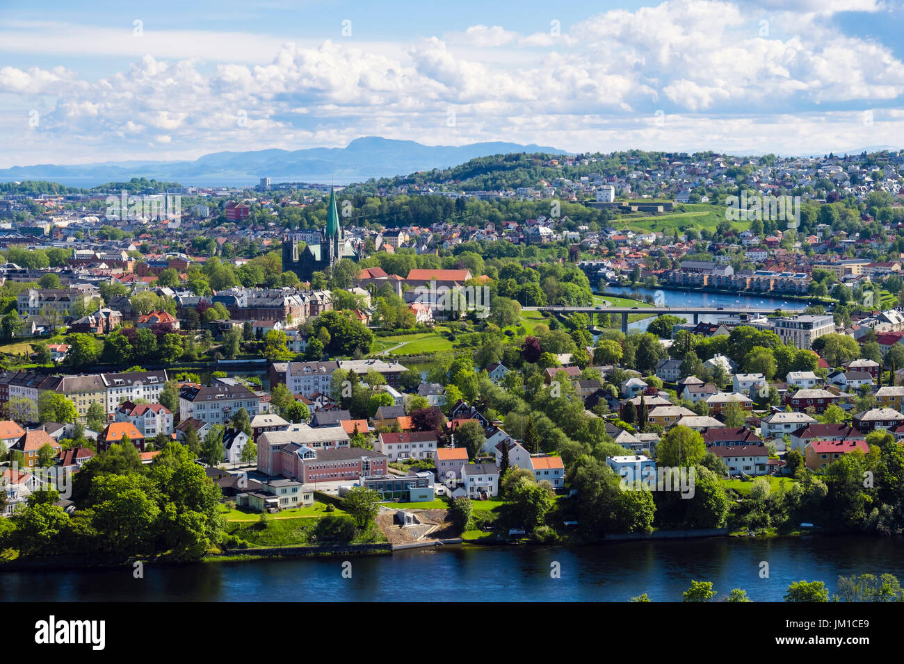 Vue sur la rivière Nidelva et vieille ville de Trondheim, Sør-Trøndelag, Norvège, Scandinavie, Europe Banque D'Images