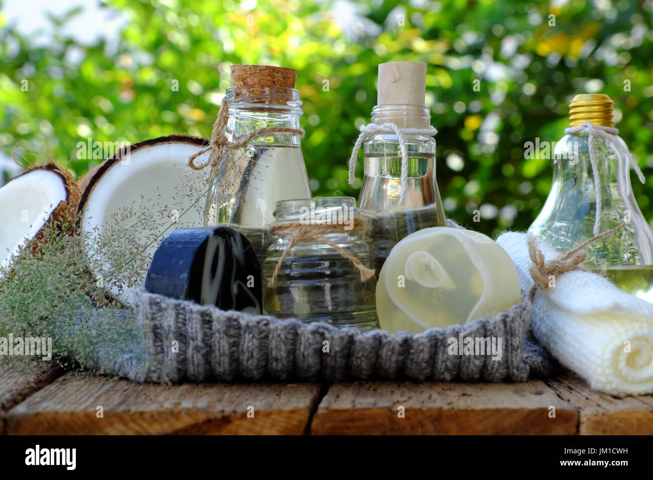 Les produits cosmétiques naturels de coprah, la noix de coco produit de soins de la peau que l'huile de noix de coco,bar soap sur fond vert, cosmétiques bio bon pour la santé Banque D'Images