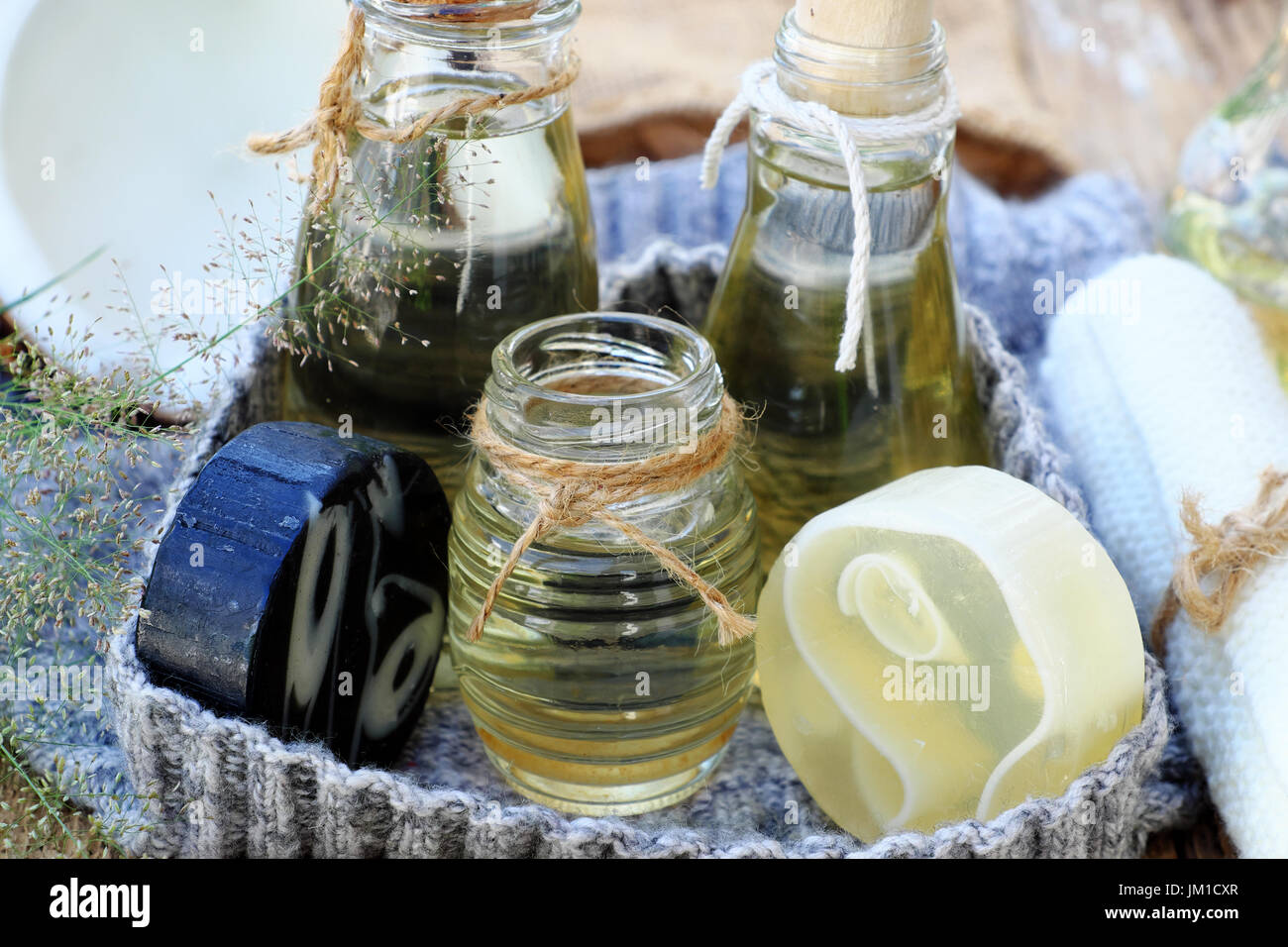 Les produits cosmétiques naturels de coprah, la noix de coco produit de soins de la peau que l'huile de noix de coco,bar soap sur fond vert, cosmétiques bio bon pour la santé Banque D'Images
