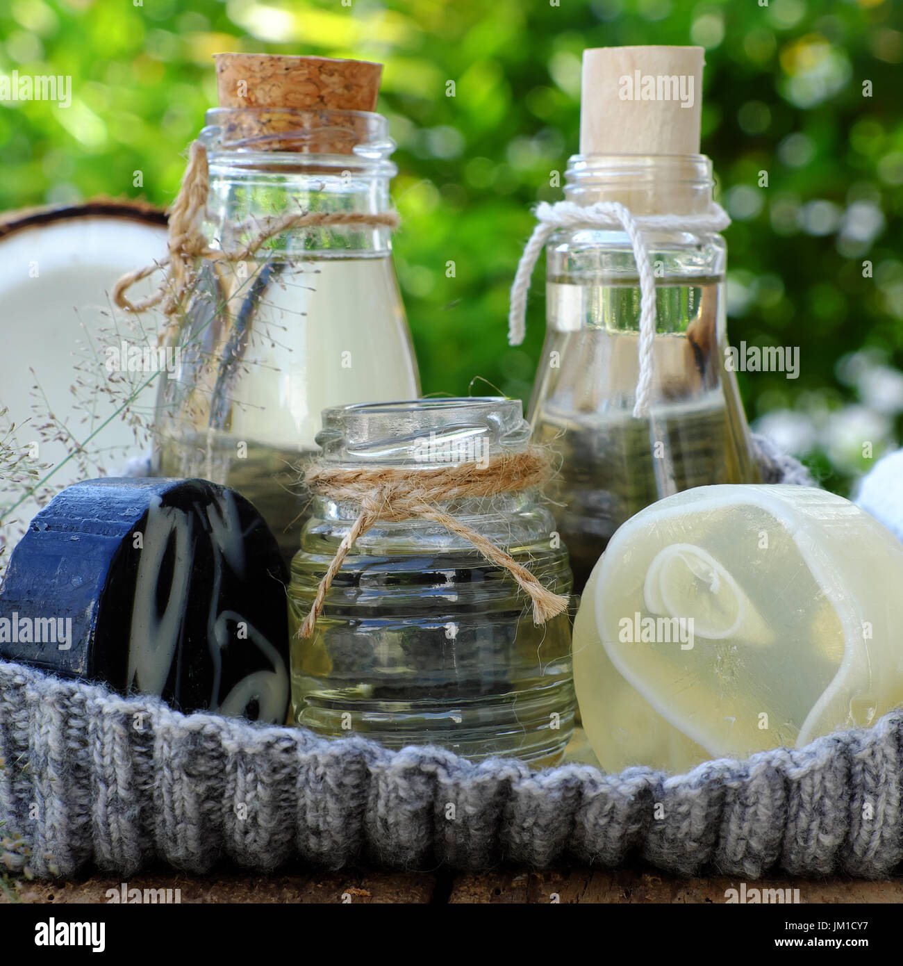 Les produits cosmétiques naturels de coprah, la noix de coco produit de soins de la peau que l'huile de noix de coco,bar soap sur fond vert, cosmétiques bio bon pour la santé Banque D'Images
