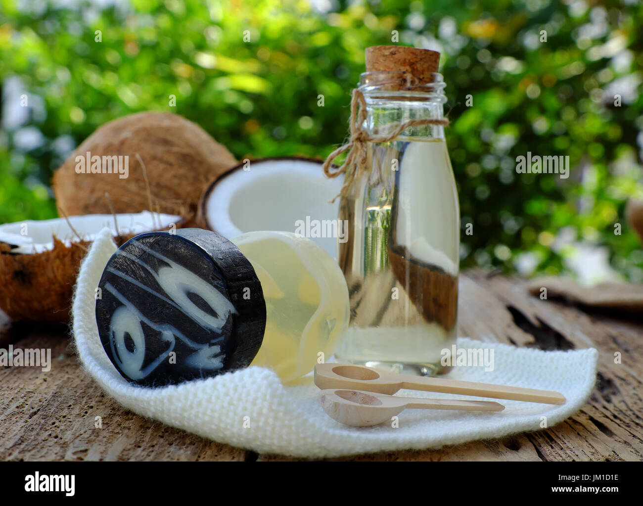 Les produits cosmétiques naturels de coprah, la noix de coco produit de soins de la peau que l'huile de noix de coco,bar soap sur fond vert, cosmétiques bio bon pour la santé Banque D'Images