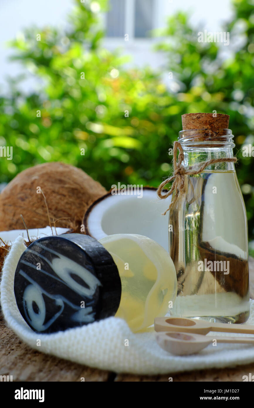 Les produits cosmétiques naturels de coprah, la noix de coco produit de soins de la peau que l'huile de noix de coco,bar soap sur fond vert, cosmétiques bio bon pour la santé Banque D'Images