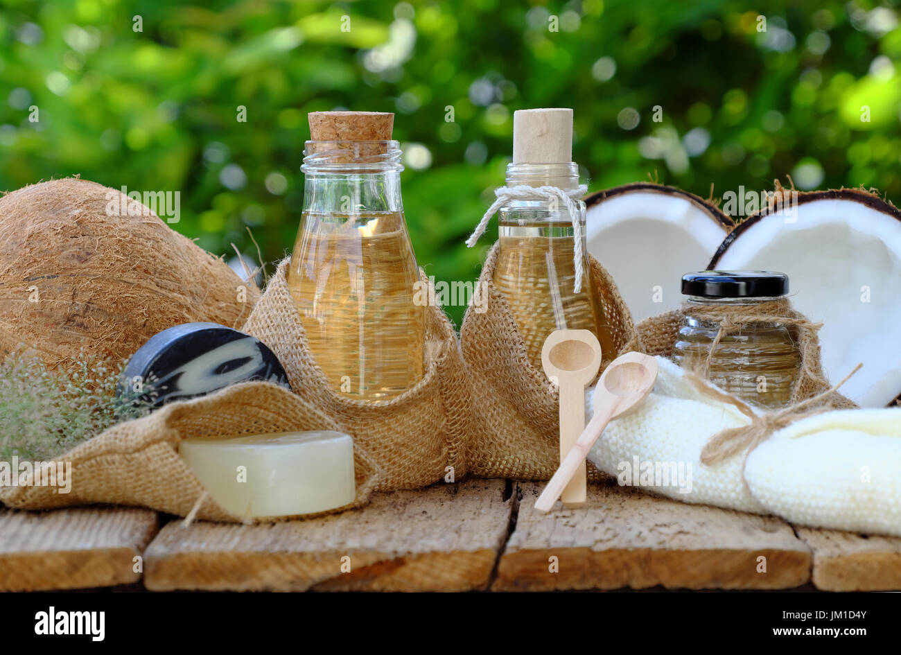 Les produits cosmétiques naturels de coprah, la noix de coco produit de soins de la peau que l'huile de noix de coco,bar soap sur fond vert, cosmétiques bio bon pour la santé Banque D'Images