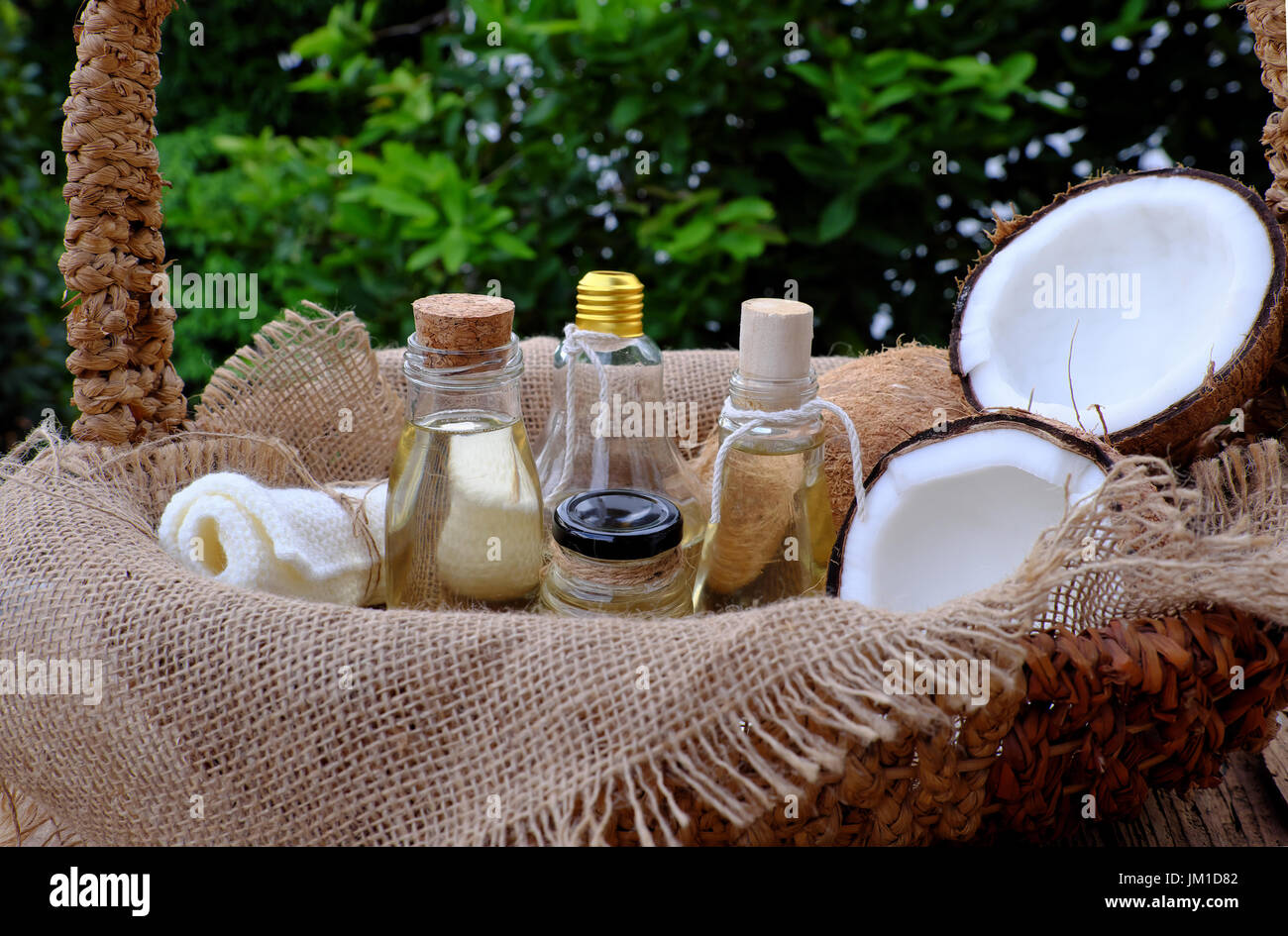 Les produits cosmétiques naturels de coprah, la noix de coco produit de soins de la peau que l'huile de noix de coco,bar soap sur fond vert, cosmétiques bio bon pour la santé Banque D'Images
