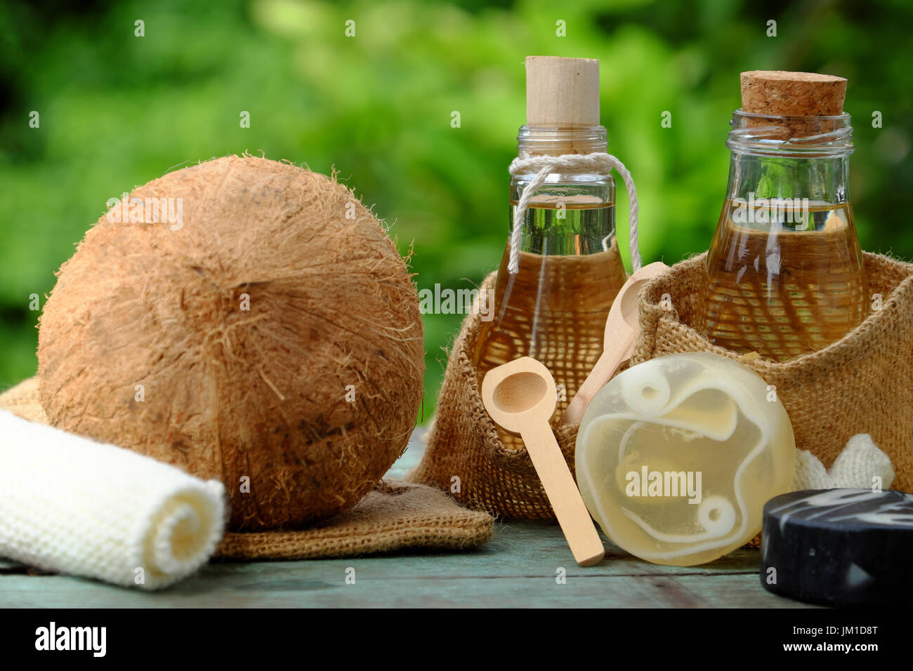 Les produits cosmétiques naturels de coprah, la noix de coco produit de soins de la peau que l'huile de noix de coco,bar soap sur fond vert, cosmétiques bio bon pour la santé Banque D'Images
