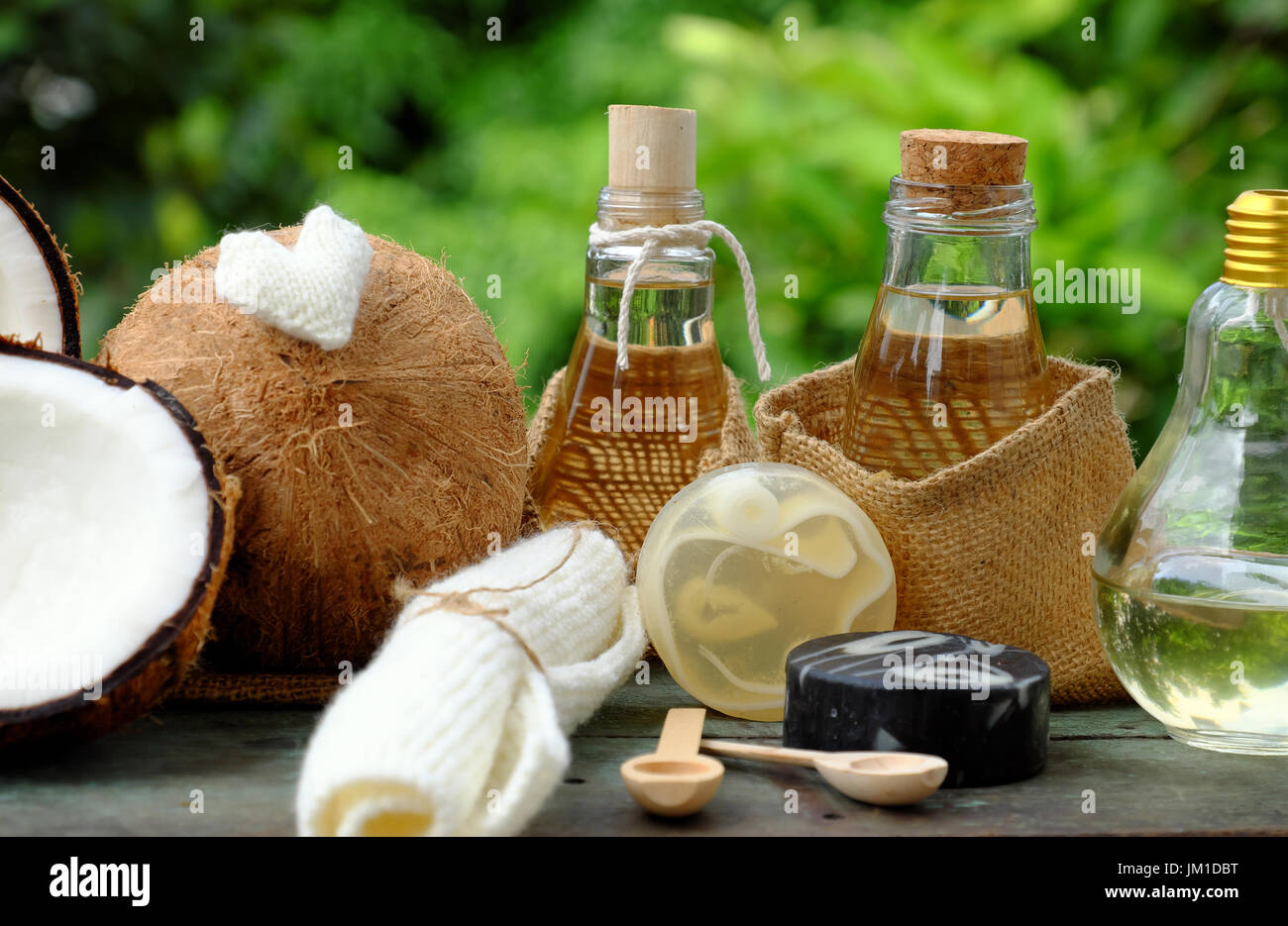 Les produits cosmétiques naturels de coprah, la noix de coco produit de soins de la peau que l'huile de noix de coco,bar soap sur fond vert, cosmétiques bio bon pour la santé Banque D'Images