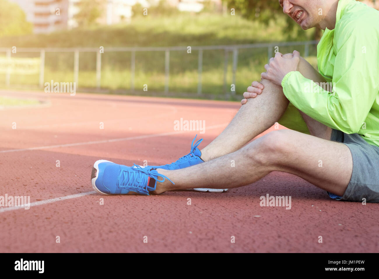 L'exécution de sportsman ressentir de la douleur après avoir subi une blessure Banque D'Images