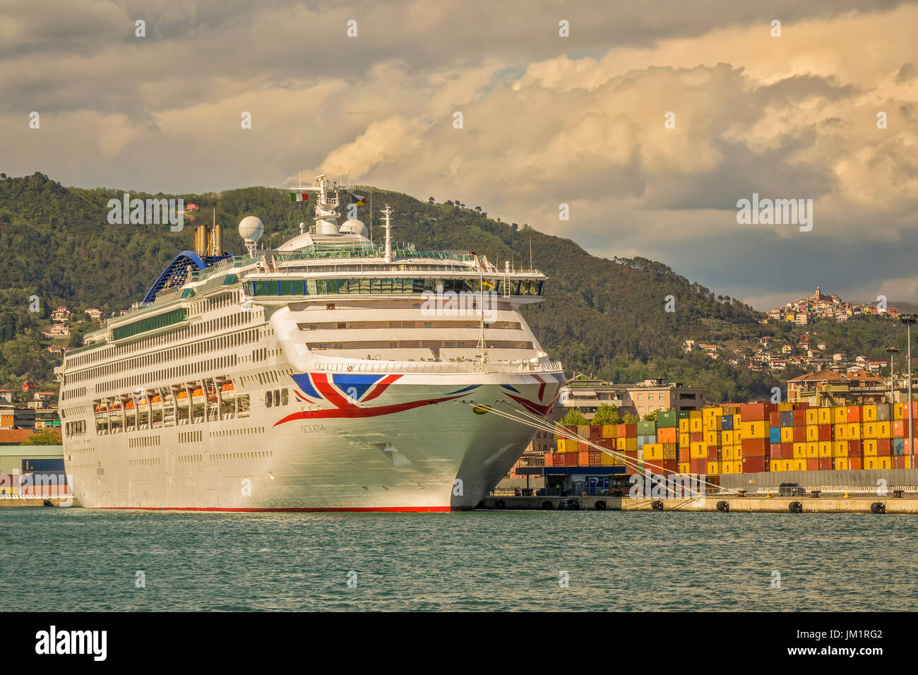 Oceana bateau de croisière amarré à La Spezia, Cinque Terre, ligurie, italie Banque D'Images