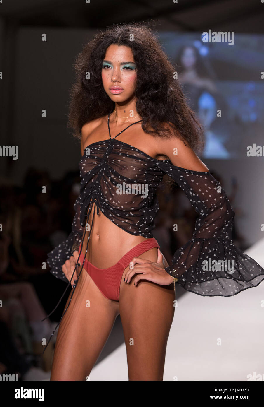 MIAMI BEACH, FL - 23 juillet : A model pendant l'SWIMMIAMI Indah 2018 fashion show à chapiteau dans Miami Beach. Le 23 juillet 2017. Aaron Gilbert/MediaPunch Crédit Banque D'Images