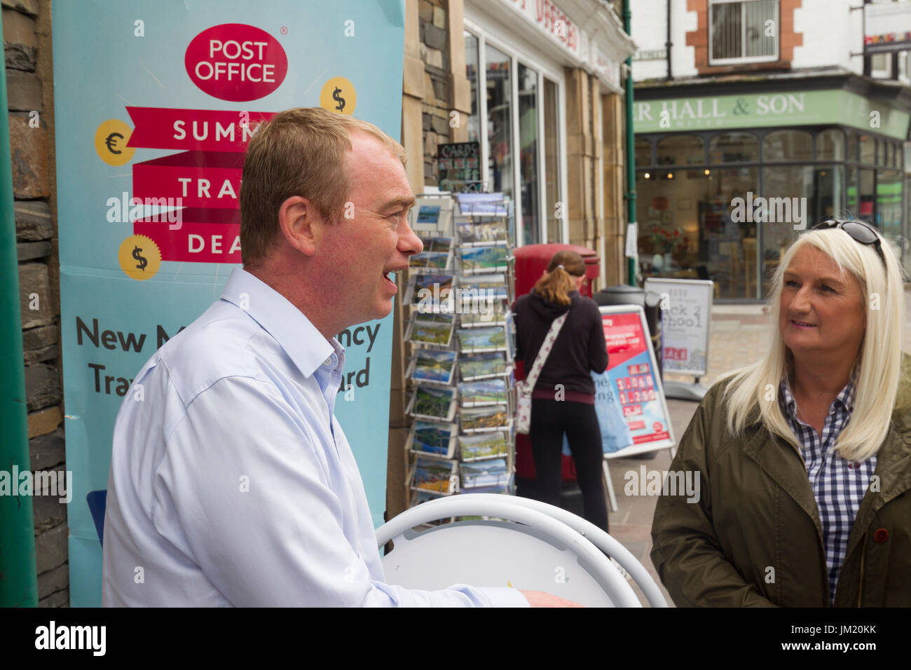 Windermere, Royaume-Uni. Le 25 juillet, 2017. Tim Farron MP ' Quel est le crack' obtenir jusqu'à ce jour sur les nouvelles locales. visiter sa circonscription de Westmorland et Lonsdale Tim Farron visiter Windermere sur sa tournée d'été ce que les résidants de poser des questions et soulever des questions locales. Tim a dit : "L'un des meilleurs moments de mon travail est de sortir dans la communauté, à l'écoute des préoccupations locales et d'agir sur eux. Je suis toujours ravi que pendant la pause estivale du Parlement européen J'ai l'occasion d'interventions chirurgicales dans certains petits villages à travers le sud des lacs. Credit : Gordon Shoosmith/Alamy Live News Banque D'Images