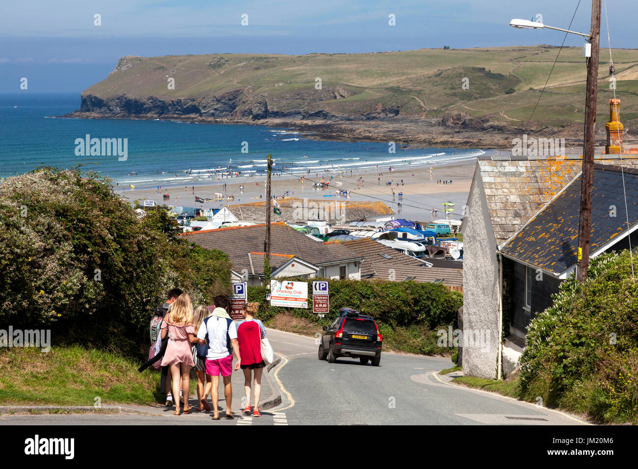 Polzeath, Cornwall, UK. 25 juillet 2017. Tête de vacanciers à la plage sur une chaude journée ensoleillée à Polzeath, North Cornwall. Credit : Mark Richardson/Alamy Live News Banque D'Images