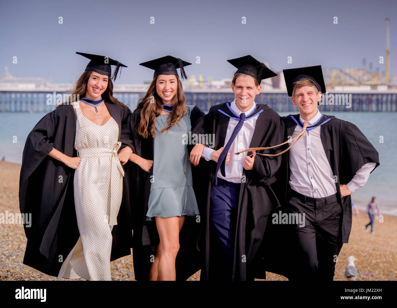 Brighton, UK. Le 25 juillet, 2017. Brighton, East Sussex, UK. Lits jumeaux supérieures sets - deux paires de jumeaux a obtenu aujourd'hui à l'Université de Brighton summer Graduations. De gauche Claudia et Katia Cardoso avec 2e série de jumeaux Tom et Shane Sayers. Photo par : Jim Holden/Alamy Live News Banque D'Images