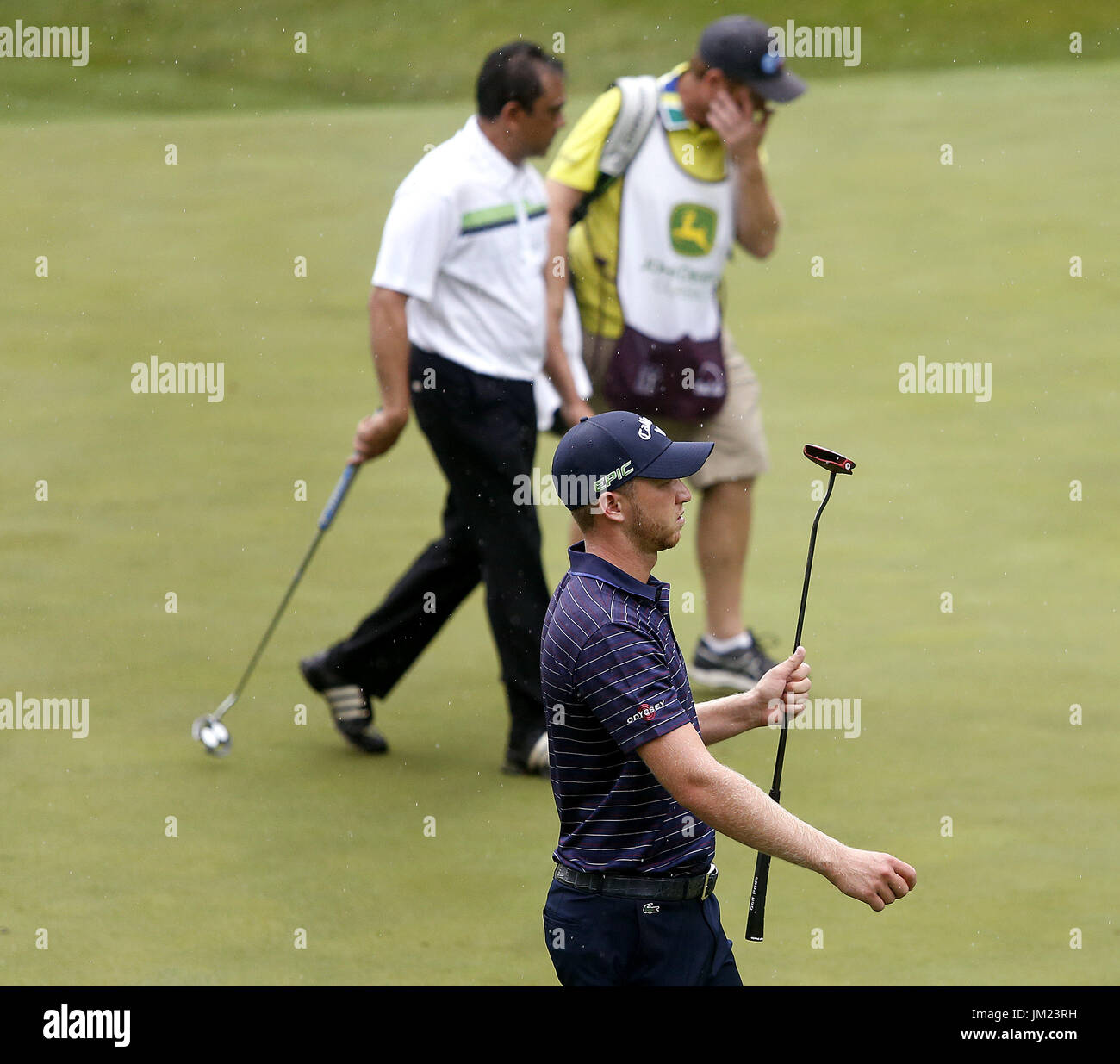 12 juillet 2017 -, de l'Iowa, États-Unis Chikar - Daniel Berger putts sur le green 6e au cours de la Classique John Deere dans l'Illinois, Pro-Am Chikar mercredi 12 juillet 2017. (Crédit Image : © Jeff Cook.Quad-City Times/Quad-City Times via Zuma sur le fil) Banque D'Images