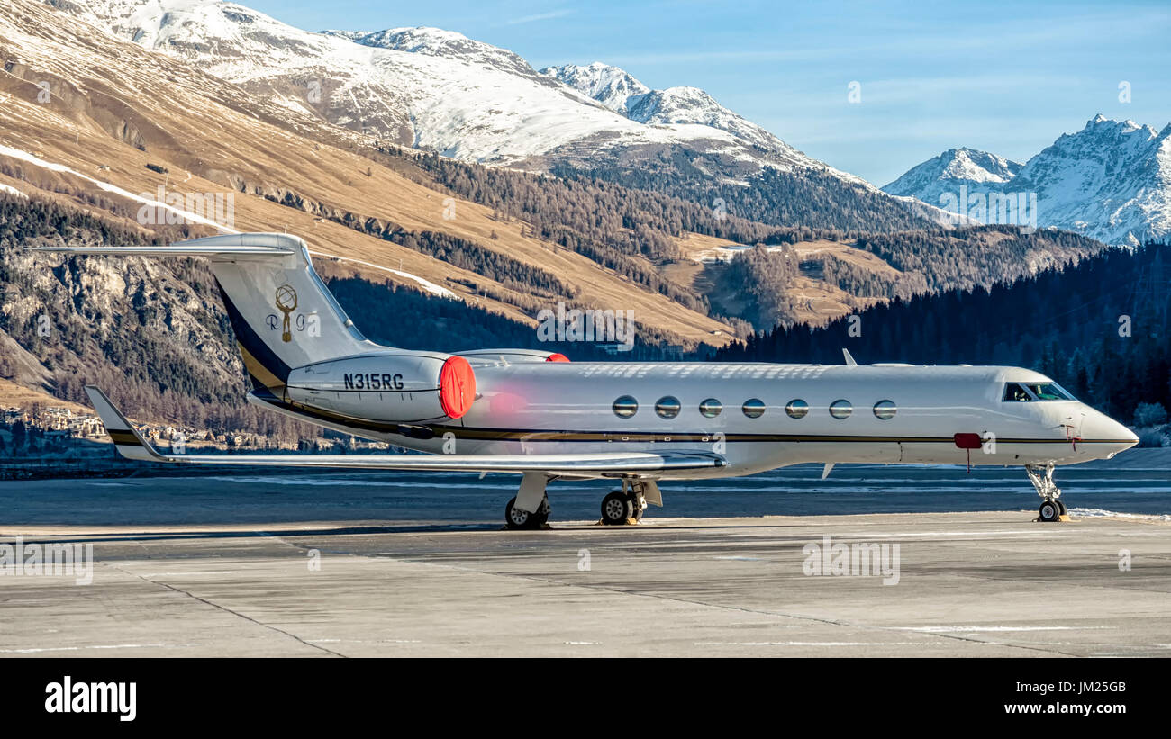 Stationné sur l'aéroport Engadin ce Gulfstream G550 de Renair Corporation Compagnie Aérienne. Banque D'Images