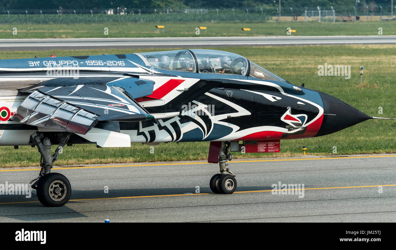 12 juin 2017 armée de l'air italienne Panavia Tornado CSX7041 RS-01 311e storm reparto sperimentale volo, livrée spéciale célébrant le 60e anniversaire de 311th. de cosford air show à l'aéroport de Turin. Banque D'Images