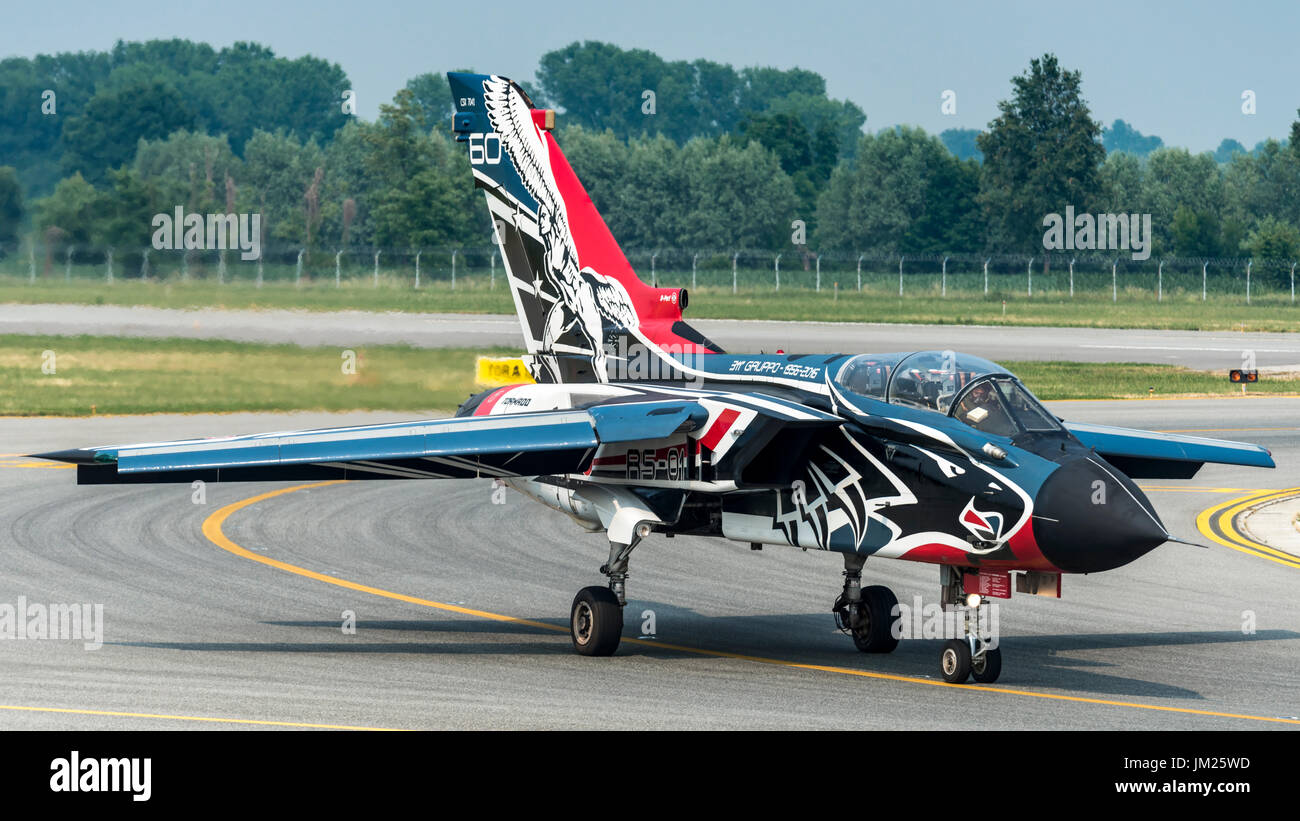 12 juin 2017 armée de l'air italienne Panavia Tornado CSX7041 RS-01 311e storm reparto sperimentale volo, livrée spéciale célébrant le 60e anniversaire de 311th. de cosford air show à l'aéroport de Turin. Banque D'Images