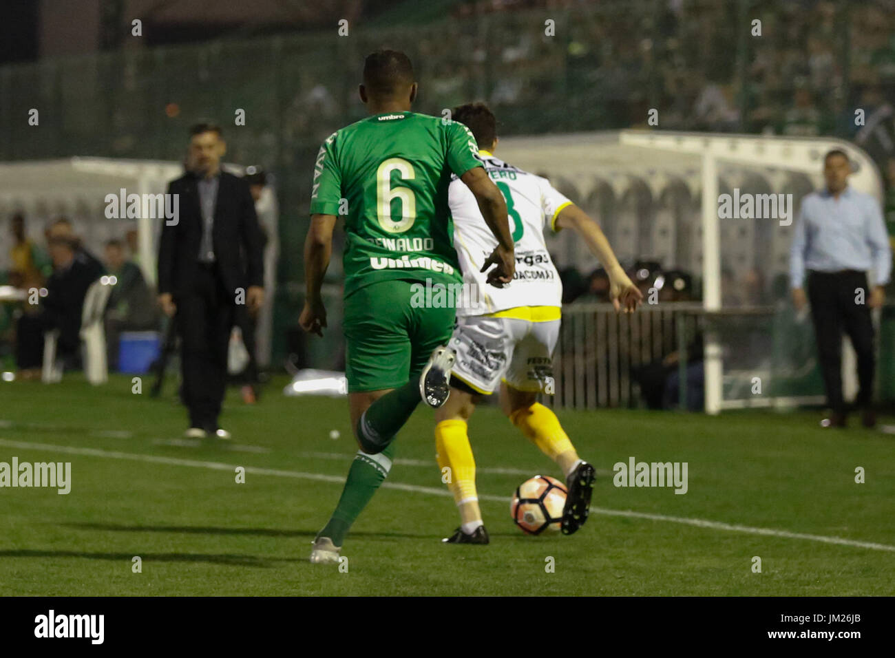 CHAPEC', SC - 25.07.2017 : CHAPECOENSE X DE LA DÉFENSE ET DE LA JUSTICE - Reinaldo da Chapecoense et Aragallo n'Defensa y Justicia, pour la deuxième phase de la Coupe de football d'Amérique du Sud 2017. (Photo : Fernando Remor/presse/Fotoarena Mafalda) Banque D'Images