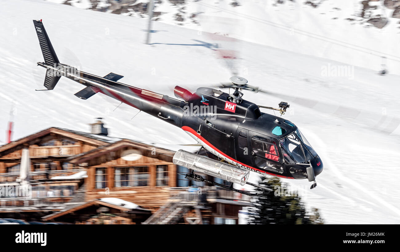 Eurocopter AS350 crossing Courchevel Altiport Banque D'Images