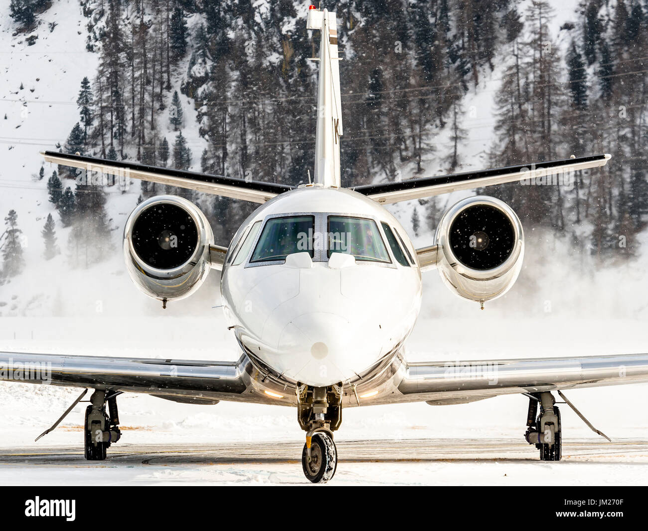 Avion privé vient d'arriver, plus de neige en taxi jusqu'à un parking gratuit. Bizjet, avion d'une VIP de luxe. Reflet blanc sur le fuselage. Cessna Citation 560 Banque D'Images