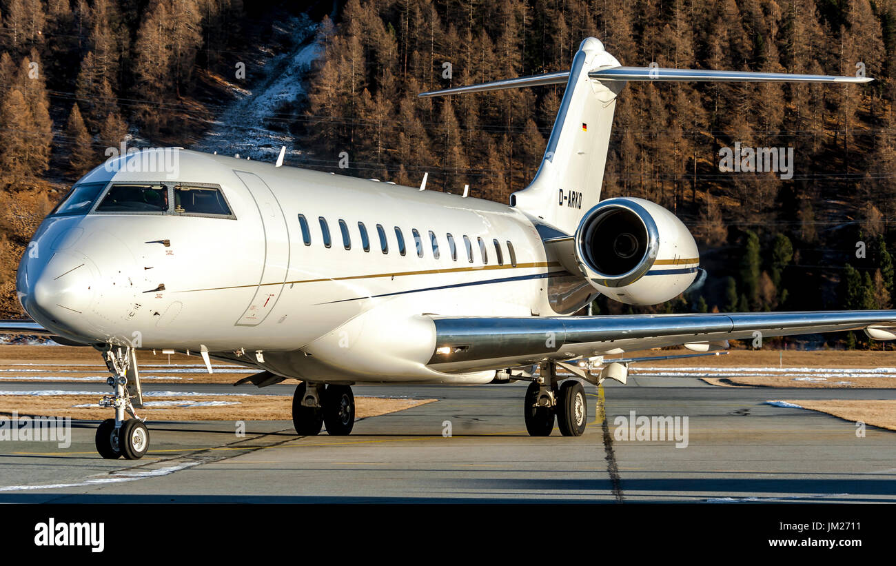 Bombardier Global 6000 glex juste a atterri à l'aéroport de Samedan engadin, suisse, près de st.moritz. avion privé appelé bizjet utilisé par VIP pour les voyages Banque D'Images