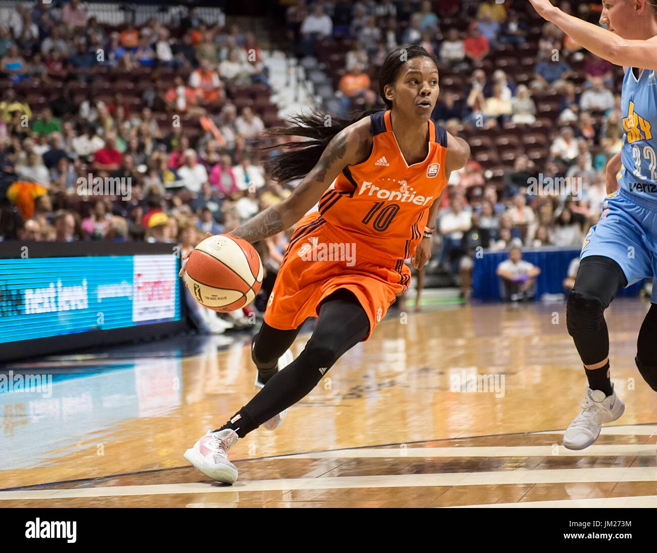 Uncasville, Connecticut, USA. 25 juillet, 2017. Connecticut Sun guard Courtney Williams (10) disques durs au panier pendant la deuxième moitié de la WNBA basket-ball match entre les Chicago Sky et le Connecticut Sun au Mohegan Sun Arena. Washington a battu Chicago 93-72. Chris Poss/Alamy Live News Banque D'Images