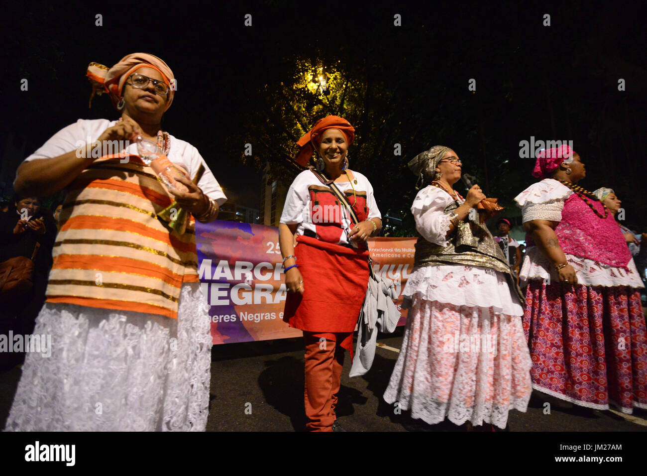 Sao Paulo, Brésil. Le 25 juillet, 2017. Un groupe de femmes de protestation contre le racisme à Sao Paulo, Brésil, 25 juillet 2017. Des centaines de femmes noires ont protesté dans la plus grande ville du Brésil pour défendre leurs droits et réclamé contre la violence et le racisme qu'ils subissent encore à l'occasion de la Journée internationale de la femme l'Amérique latine et des Caraïbes. Credit : Cris Faga/ZUMA/Alamy Fil Live News Banque D'Images