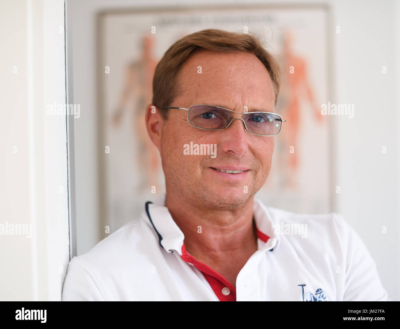 Gerd Alexander Unglaube représentée dans sa pratique à Frankfurt am Main, Allemagne, 21 juillet 2017. Le succès de la première greffe de moelle osseuse a été réalisée sur l'ENT médecin il y a 30 ans. Photo : Arne Dedert/dpa Banque D'Images