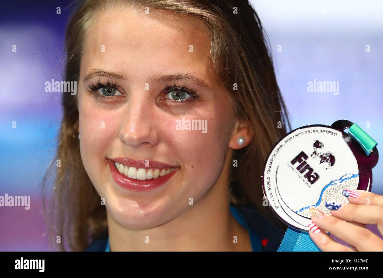 Budapest. Le 25 juillet, 2017. Kathleen médaillé d'argent aux États-Unis de Baker pose au cours de la cérémonie pour le women's final natation 100m dos à la 17e Championnats du Monde FINA à Budapest, Hongrie le 25 juillet, 2017. Credit : Gong Bing/Xinhua/Alamy Live News Banque D'Images