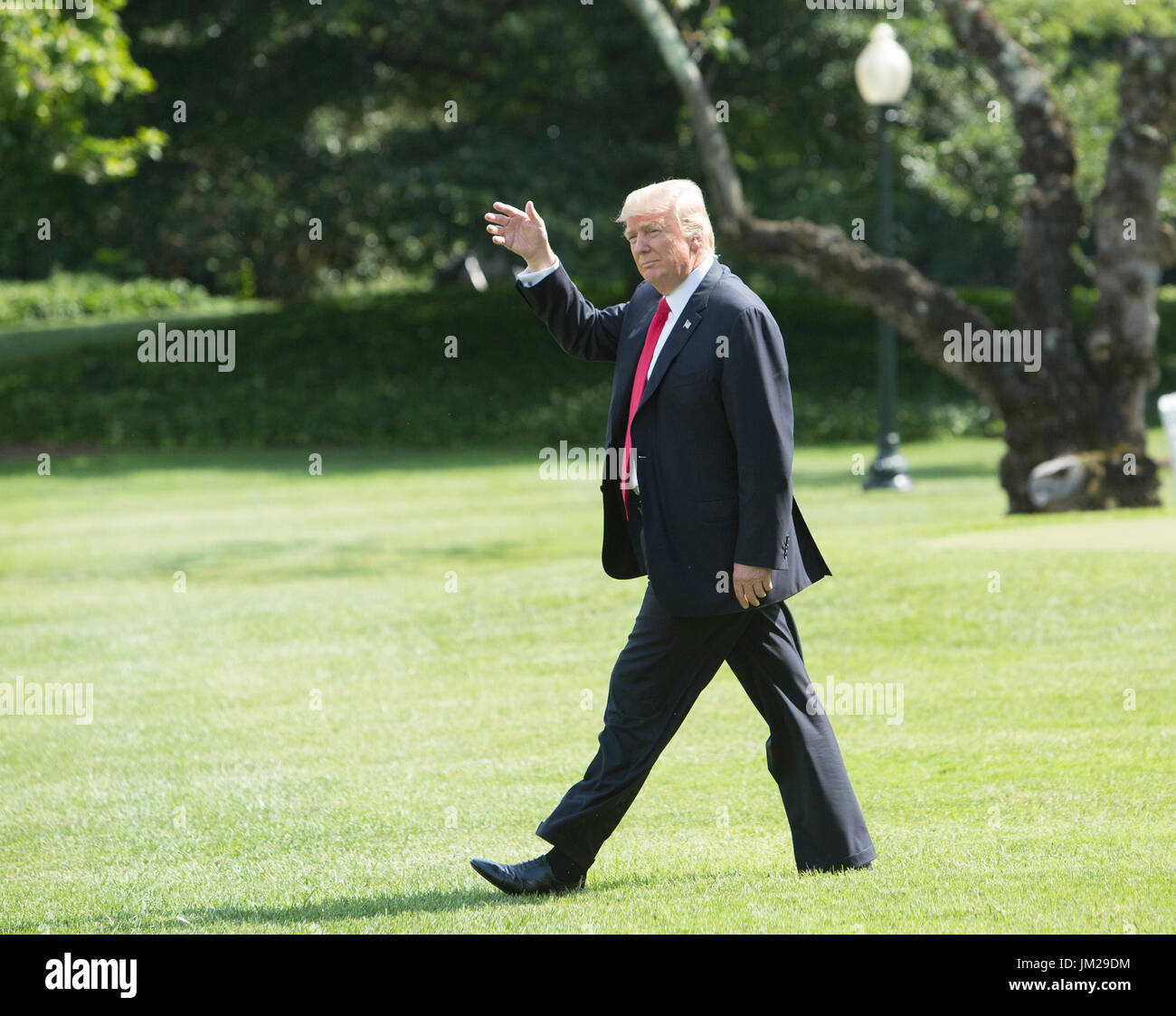 Le Président des Etats-Unis, Donald J. Trump vagues lorsqu'il quitte la Maison Blanche à Washington, D.C., pour assister à l'Assemblée annuelle 2017 Jamboree Scout Castor, WV, le 24 juillet 2017. Crédit : Chris Kleponis / CNP - AUCUN FIL SERVICE · Photo : Chris Kleponis/consolidé/dpa Banque D'Images