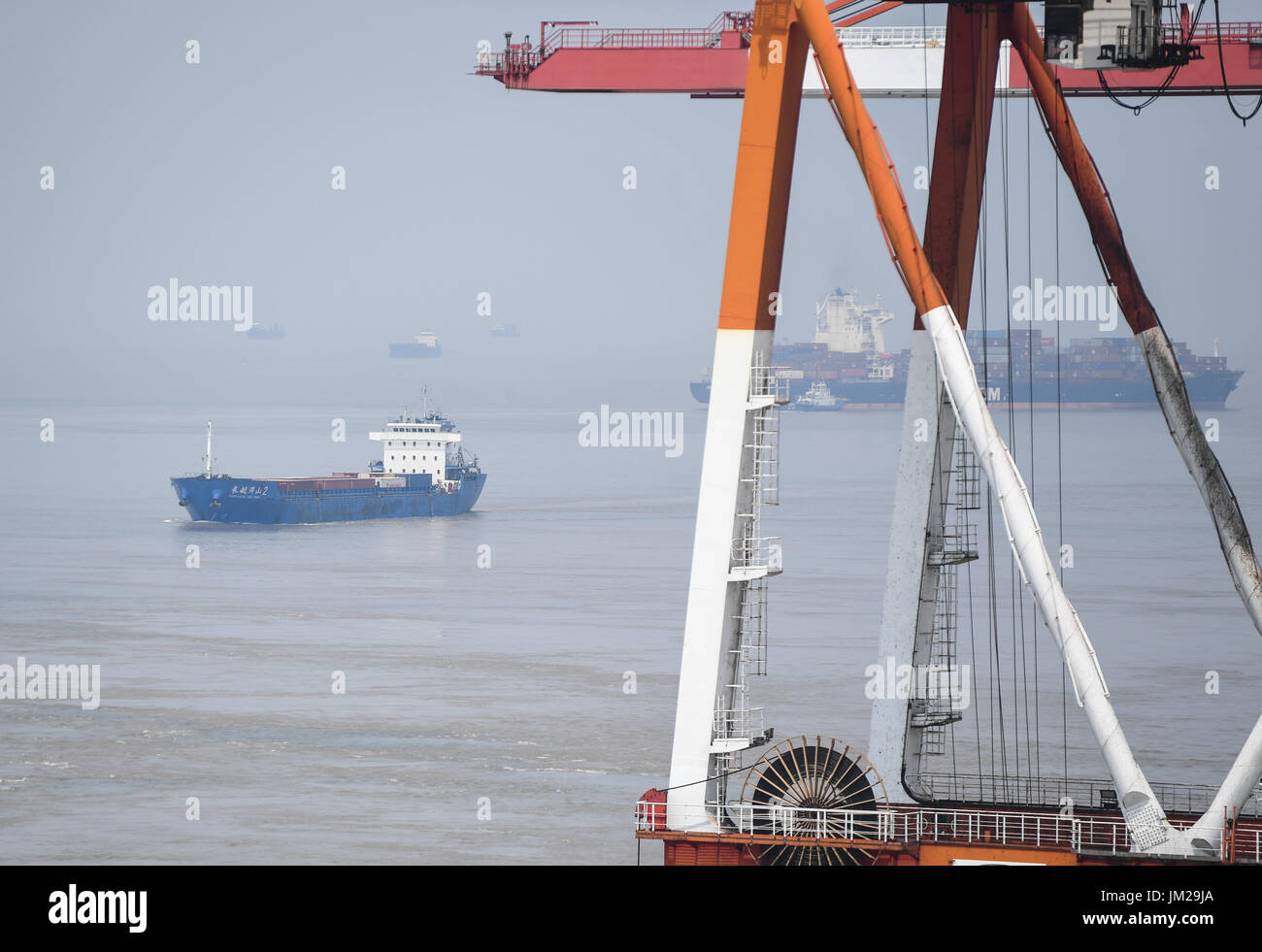(170726) -- SHANGHAI, le 26 juillet 2017 (Xinhua) -- un navire à voiles Yangshan de Shanghai port en eau profonde, à l'est de la Chine, 25 juillet 2017. Situé à l'Hangzhou bay, port en eau profonde de Yangshan de Shanghai augmente comme un centre de transport maritime international. (Xinhua/Shen Hong)(wsw) Banque D'Images