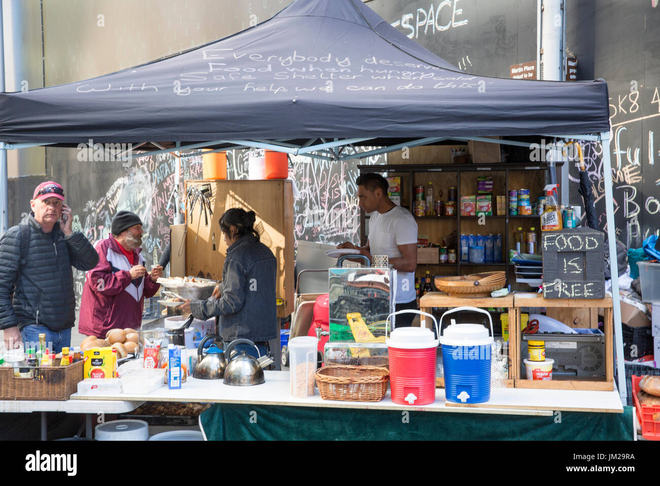 Sydney, Australie, le mercredi 26 juillet 2017. La cuisine de rue dans la région de Martin Place, qui a déjà été déplacé une fois, retourne et s'accroît à mesure que les sans-abri pitcher leurs tentes dans le centre-ville abd besdie la Banque de Réserve d'Australie les bureaux. Crédit : martin berry/Alamy Live News Banque D'Images