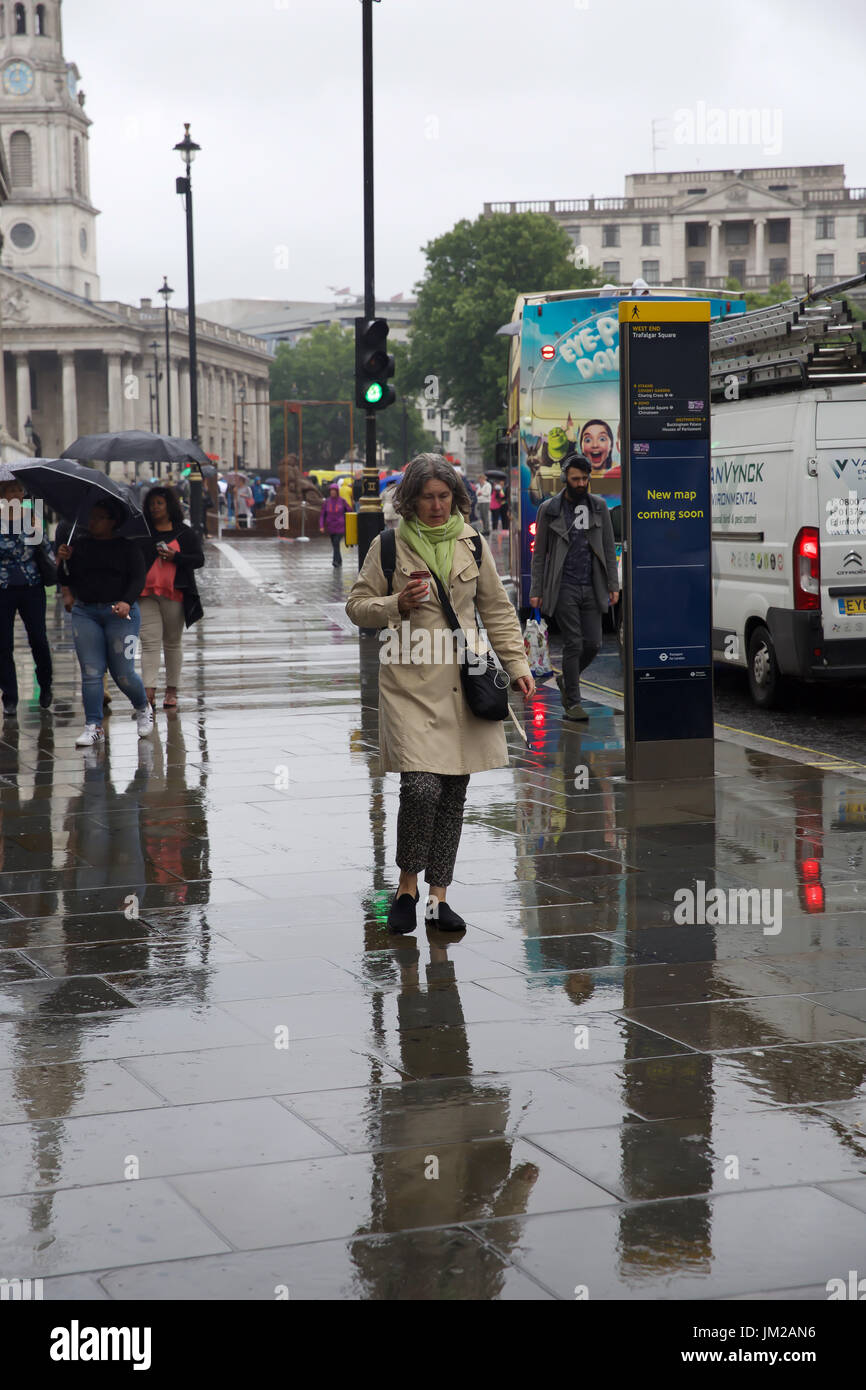 London,UK,26 Juillet 2017,l'humide et sombre en général la température n'est pas dissuader les visiteurs et les touristes à Trafalgar Square, Londres©Keith Larby/Alamy Live News Banque D'Images