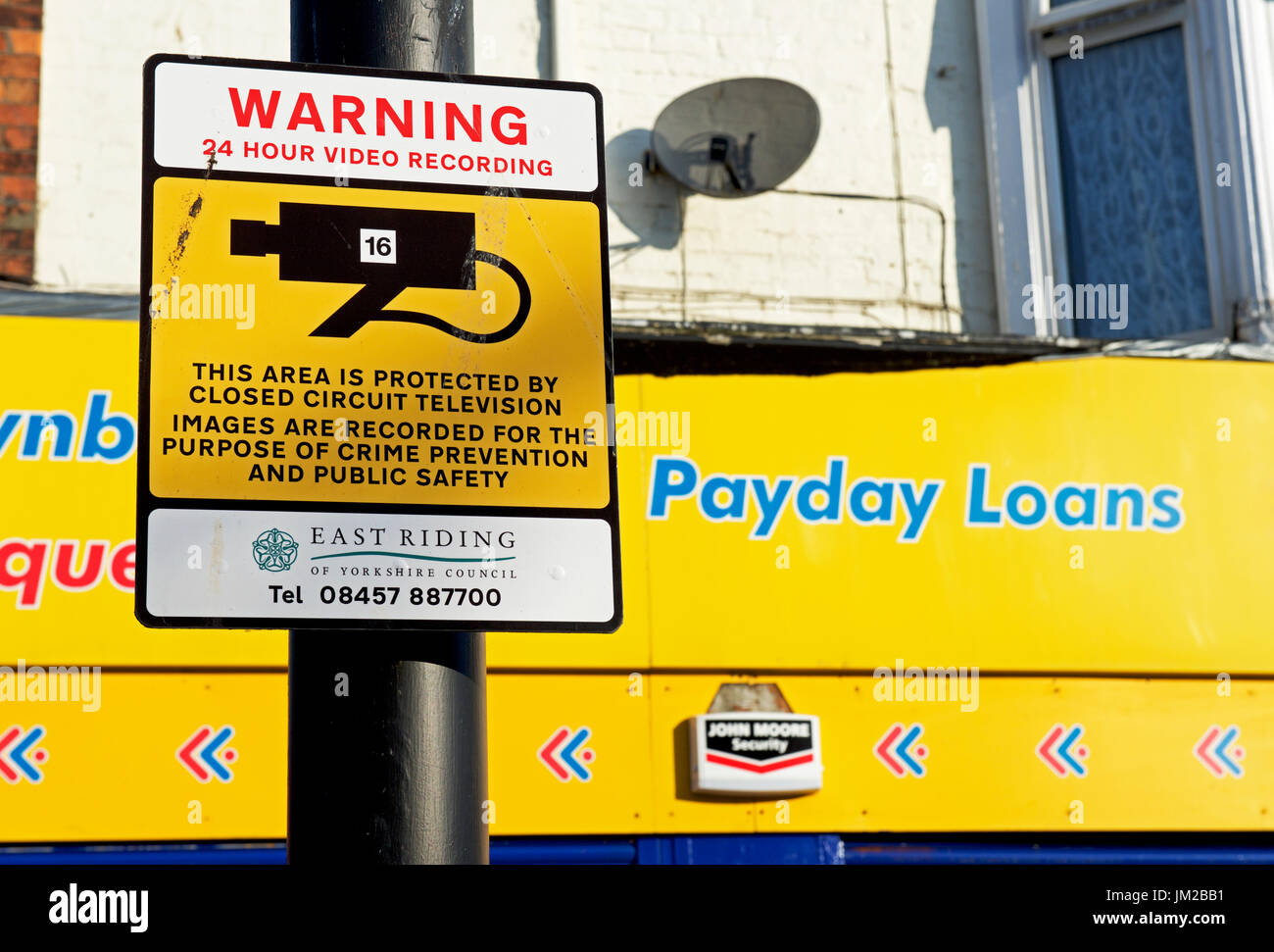 Avertissement signe de CCTV, de couverture et de prêts sur salaire, England UK Banque D'Images