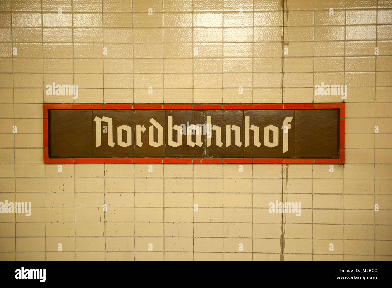 L'affichage à l'intérieur de la station de S-Bahn Nordbahnhof, Berlin, Allemagne Banque D'Images