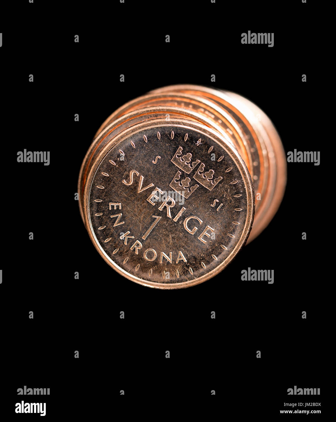 Un suédois pièces empilées sur fond noir. Banque D'Images