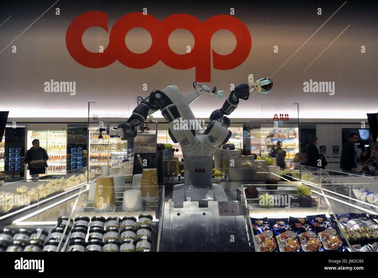 Avenir de l'alimentation, le supermarché de l'avenir, faite par Coop, la Ligue des Coopératives Italiennes. Présenté pour la première fois à Milan, l'Exposition Universelle de 2015, puis rouvert en 2016 dans le quartier Bicocca. Les clients peuvent expérimenter et essayer de nouvelles façons de magasiner : grand écran tactile moniteurs high-tech afficher plus d'informations sur le produit, y compris l'origine, les valeurs nutritionnelles, la présence possible d'ingrédients allergènes, les instructions d'élimination et de produits connexes. Les questions fondamentales liées à l'alimentation, des boutiques et de la durabilité Banque D'Images