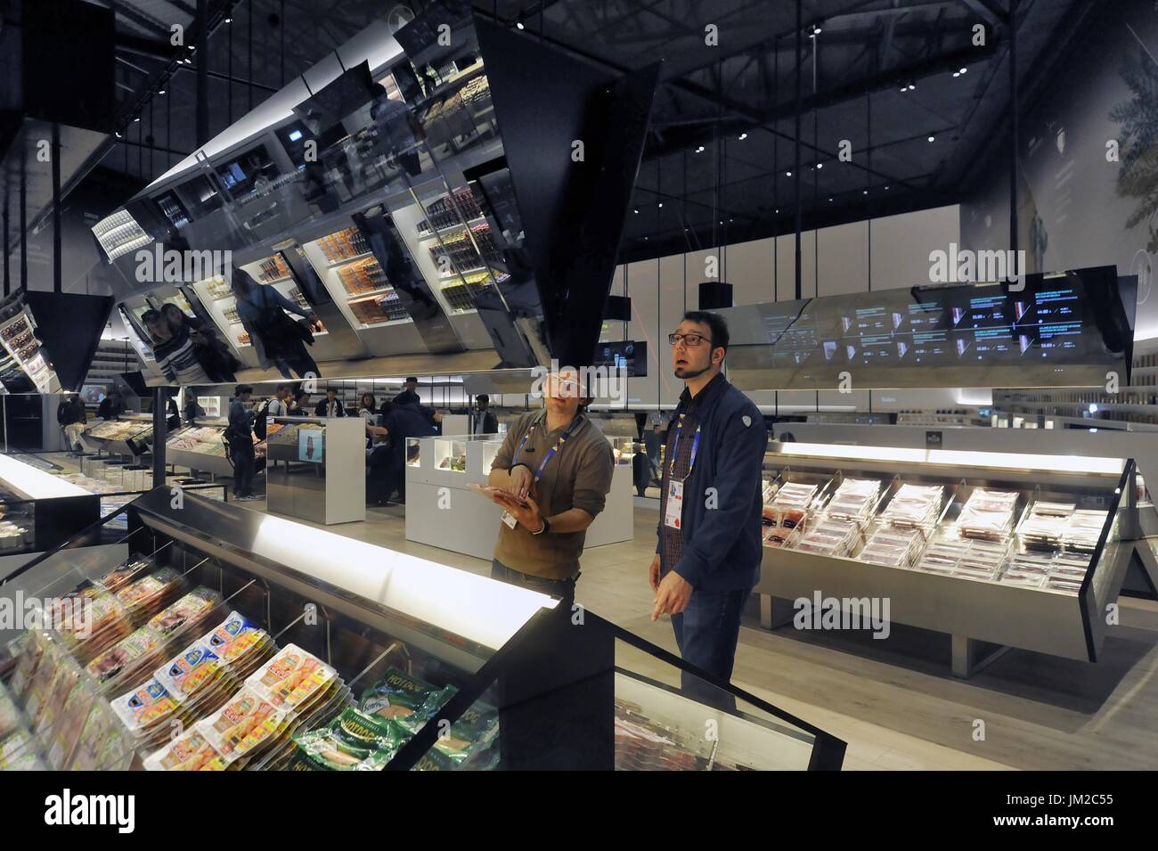 Avenir de l'alimentation, le supermarché de l'avenir, faite par Coop, la Ligue des Coopératives Italiennes. Présenté pour la première fois à Milan, l'Exposition Universelle de 2015, puis rouvert en 2016 dans le quartier Bicocca. Les clients peuvent expérimenter et essayer de nouvelles façons de magasiner : grand écran tactile moniteurs high-tech afficher plus d'informations sur le produit, y compris l'origine, les valeurs nutritionnelles, la présence possible d'ingrédients allergènes, les instructions d'élimination et de produits connexes. Les questions fondamentales liées à l'alimentation, des boutiques et de la durabilité Banque D'Images